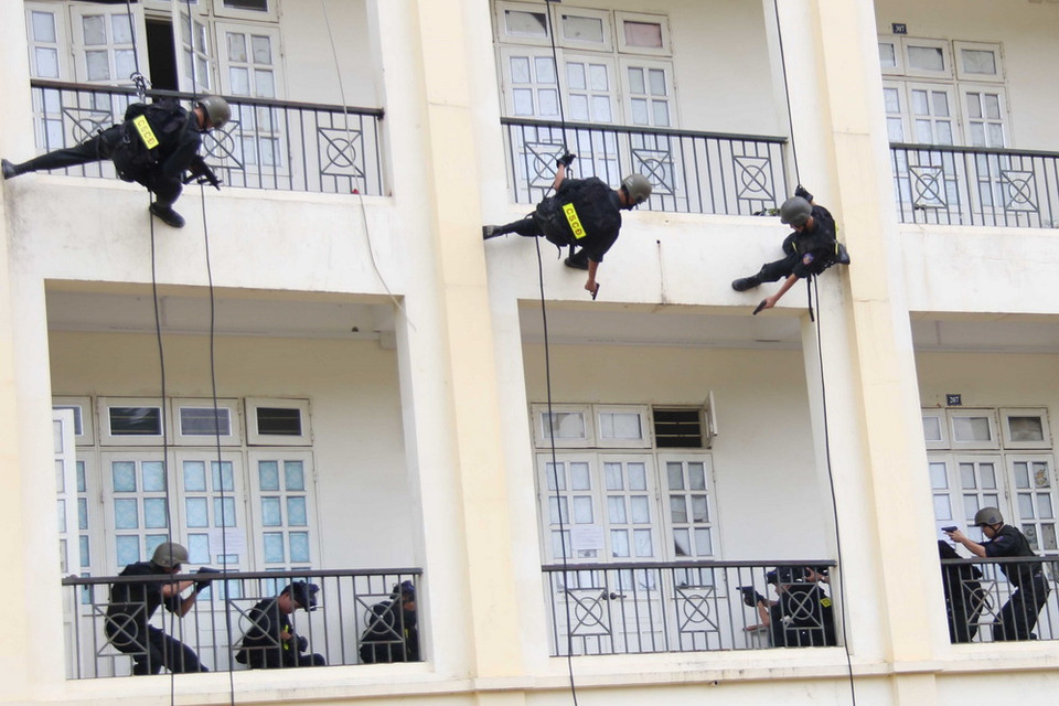 Lực lượng Cảnh sát cơ động tiến hành phương án giải cứu con tin. (Ảnh: Hồng Cường/TTXVN)