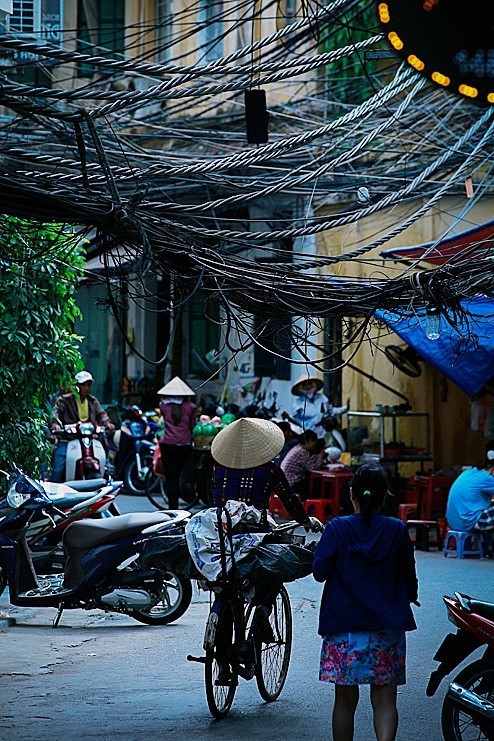 Các loại dây sà xuống đường gây mất an toàn cho người dân...(Ảnh: Trọng Đạt/TTXVN)