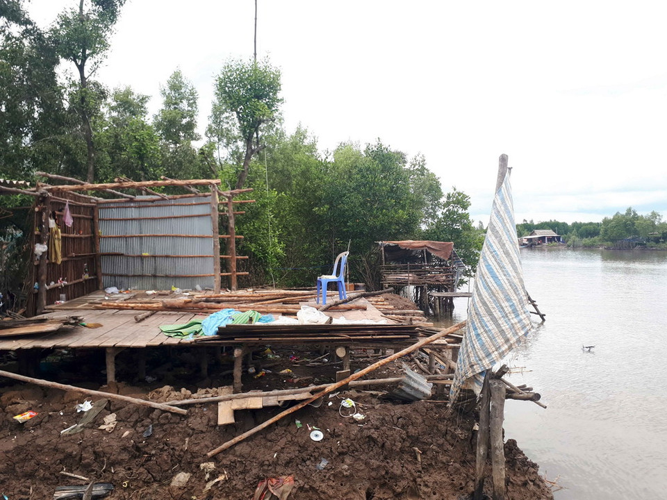 Từ ngày 18 đến 20/5, liên tiếp xảy ra 3 vụ sạt lở gây thiệt hại nhiều tài sản của người dân cư ngụ ven sông lớn thuộc các xã Lâm Hải, Hiệp Tùng và thị trấn Năm Căn (Cà Mau). (Ảnh: Kim Há/TTXVN)