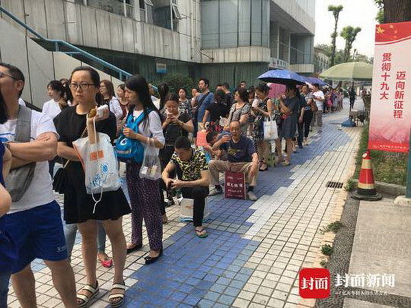 Cảnh xếp hàng này diễn ra trước một trung tâm bơi lội ở thành phố Thành Đô, tỉnh Tứ Xuyên, Trung Quốc. (Nguồn: Sina)