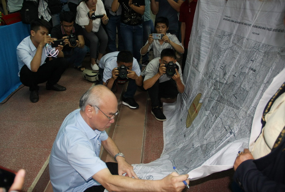 Phó Trưởng đoàn đại biểu Quốc hội Thành phố Hồ Chí Minh Phan Nguyễn Như Khuê xem xét Sơ đồ điều chỉnh quy hoạch các khu vực không bán nhà thuộc quyền sở hữu nhà nước trên địa bàn quận 2 theo Quyết định 255 của Ủy ban Nhân dânThành phố Hồ Chí Minh ngày 15/1/1998; do cử tri quận 2 trình bày tại phiên tiếp xúc. (Ảnh: Tiến Lực/TTXVN)