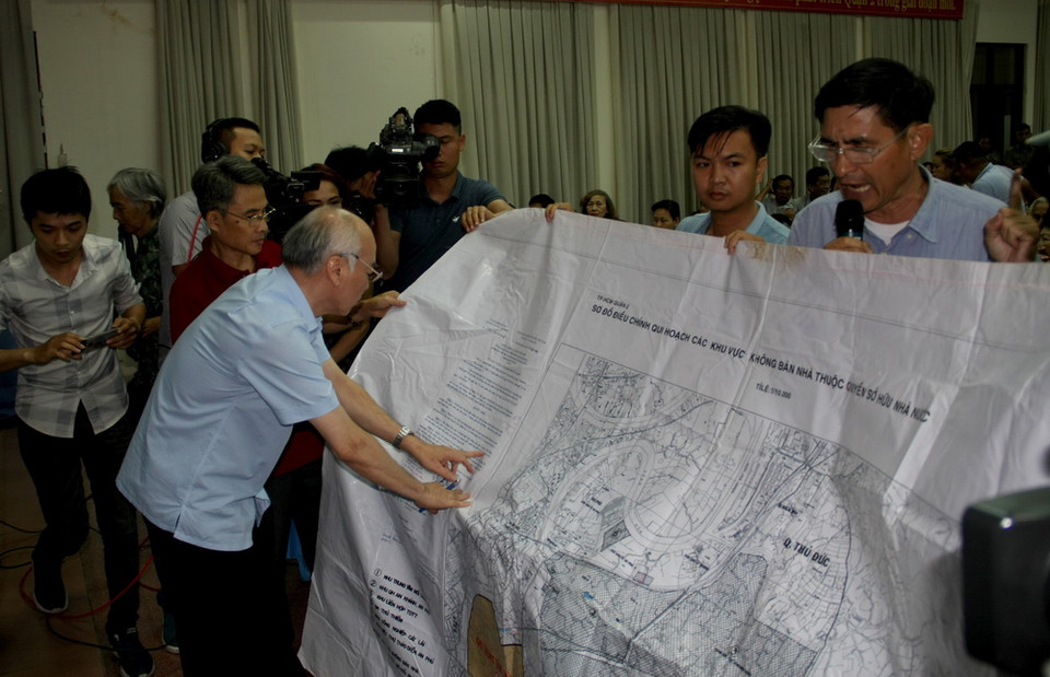 Phó Trưởng đoàn đại biểu Quốc hội Thành phố Hồ Chí Minh Phan Nguyễn Như Khuê xem xét Sơ đồ điều chỉnh quy hoạch các khu vực không bán nhà thuộc quyền sở hữu nhà nước trên địa bàn quận 2 theo Quyết định 255 của Ủy ban Nhân dânThành phố Hồ Chí Minh ngày 15/1/1998; do cử tri quận 2 trình bày tại phiên tiếp xúc. (Ảnh: Tiến Lực/TTXVN)