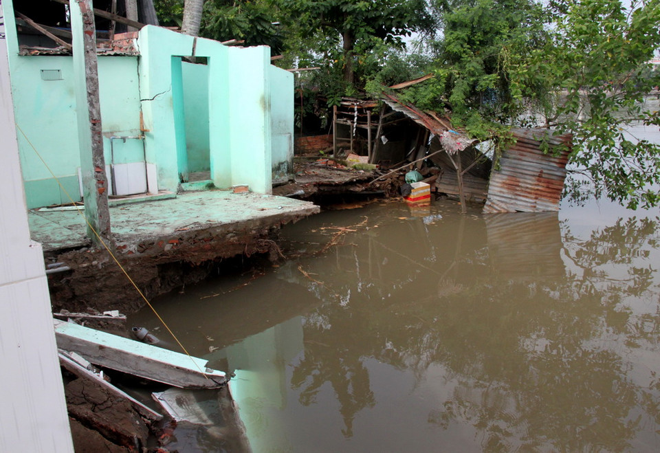 Ngày 20/5, sạt lở xảy ra tại khu vực bờ sông Vũng Liêm đoạn thuộc ấp Phong Thới, thị trấn Vũng Liêm (Vĩnh Long) khiến 3 căn nhà bị sụp xuống sông. (Ảnh: Lê Thúy Hằng/ TTXVN)