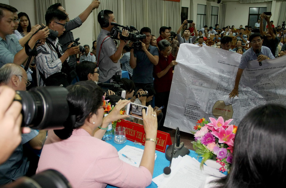 Các đại biểu Quốc hội chụp lại tấm Sơ đồ điều chỉnh quy hoạch các khu vực không bán nhà thuộc quyền sở hữu nhà nước trên địa bàn quận 2 theo Quyết định 255 của UBND Thành phố Hồ Chí Minh ngày 15/1/1998. (Ảnh: Tiến Lực/TTXVN)