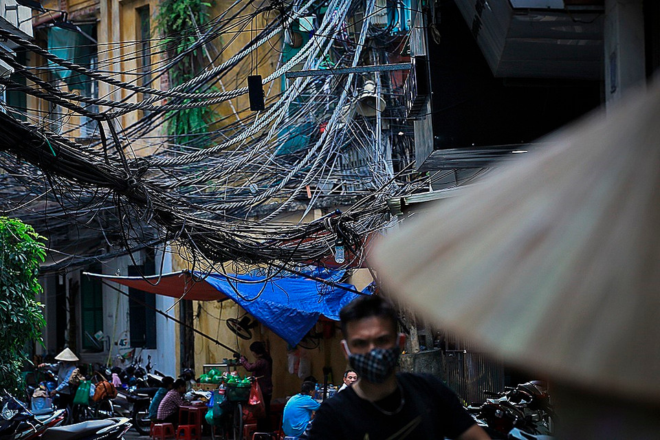 Mối nguy hiểm đang từng ngày từng giờ treo lơ lửng ngay phía trên đầu người qua lại ở Ngõ Hội Vũ. (Ảnh: Trọng Đạt/TTXVN)