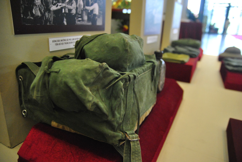 Thời gian chỉ làm sờn đi lớp vải của bộ quân trang, nhưng câu chuyện đằng sau nó không bao giờ cũ. (Ảnh: Võ Phương/Vietnam+)