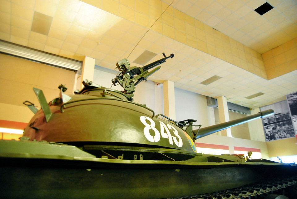 9 giờ sáng 30/4/1975, lực lượng thọc sâu tiến đến cầu Sài Gòn thì gặp phải sự phản kháng dữ dội của địch. Tại cầu Thị Nghè, các chiến sỹ trên xe đã bắn cháy hai xe M41 và một xe M113 của địch; sau đó mở hết tốc lực truy kích địch tháo chạy ở ngã tư Hàng Xanh, dẫn đầu đội hình tiến thẳng đến Dinh Độc Lập. (Ảnh: Võ Phương/Vietnam+)