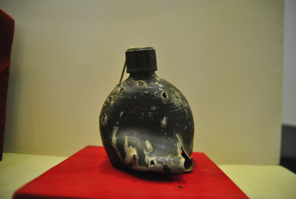 Chiếc bi đông nước thủng lỗ chỗ như muốn nói lên sự khốc liệt của cuộc chiến. (Ảnh: Võ Phương/Vietnam+)