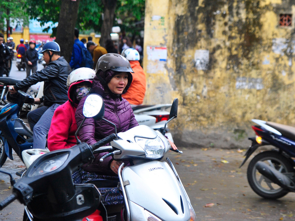 Sau 3 ngày được tổ chức tuyên truyền, giáo dục về việc đội mũ bảo hiểm cho trẻ em, các vị phụ huynh thực hiện khá tốt. (Ảnh: Võ Phương)