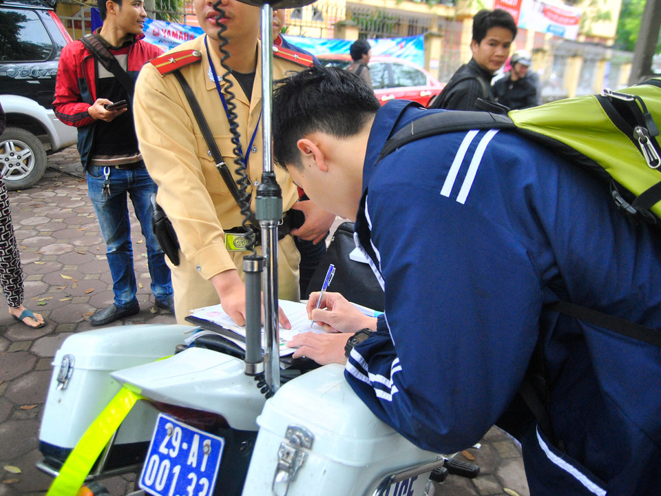 Các trường hợp vi phạm đều bị phạt hành chính với mức phạt là 150.000 đồng. (Ảnh: Võ Phương/Vietnam+)