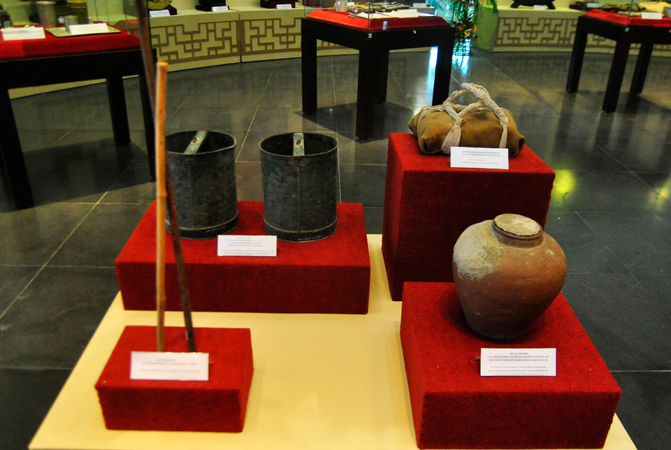 Các vật dụng quen thuộc như gậy Trường Sơn, hũ gạo, xô gánh nước hay ba lô gạch. (Ảnh: Võ Phương/Vietnam+)