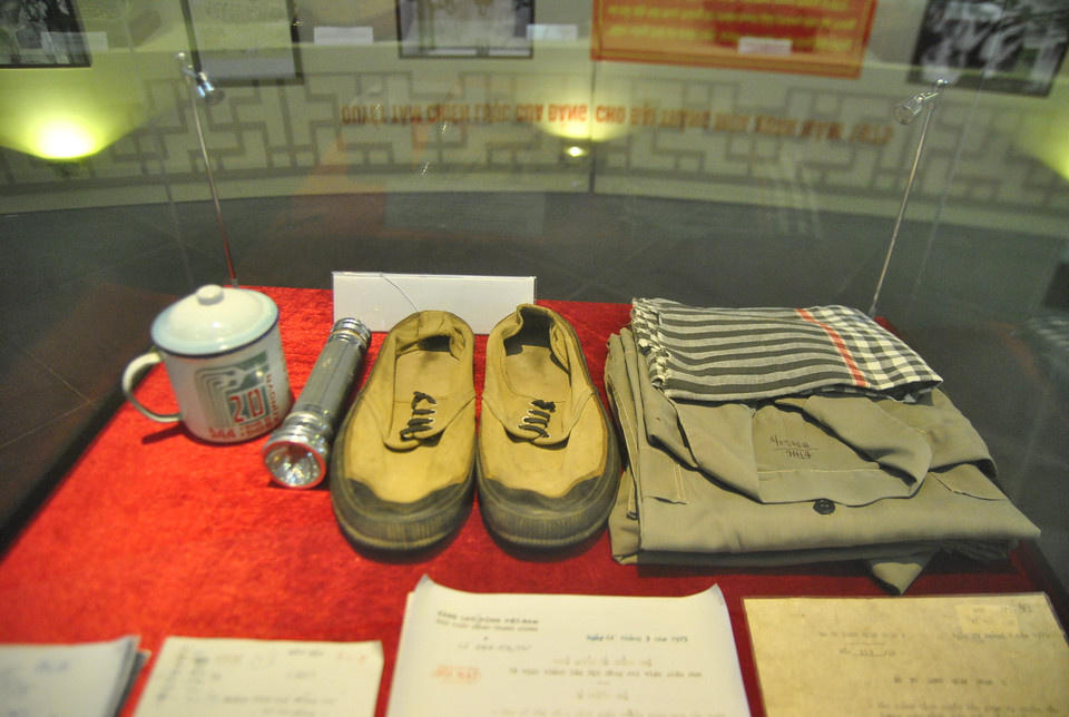 Một số trang bị, đồ dùng cá nhân gắn liền với các chiến sỹ như khăn rằn, đèn pin. (Ảnh: Võ Phương/Vietnam+)