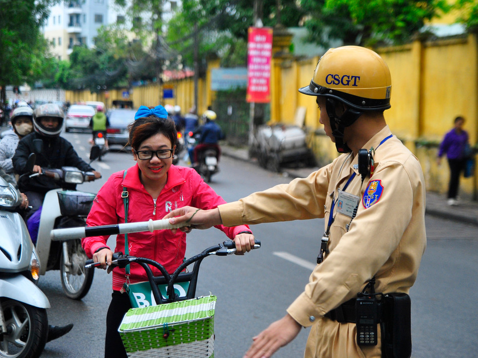 Số lượng trường hợp vi phạm không đội mũ bảo hiểm khi đi xe đạp điện cũng khá nhiều. (Ảnh: Võ Phương/Vietnam+)