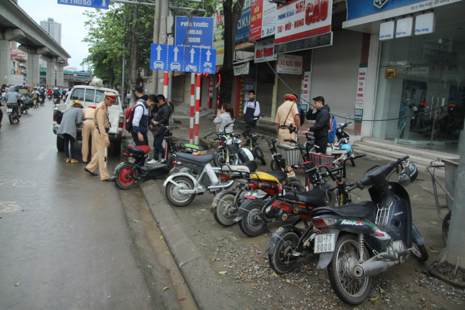 Từ ngày hôm nay, 10/4, Cảnh sát giao thông trên toàn quốc sẽ đồng loạt xử phạt hành vi không đội mũ bảo hiểm cho trẻ em khi đi xe gắn máy, xe đạp điện. (Ảnh: Minh Sơn/Vietnam+)