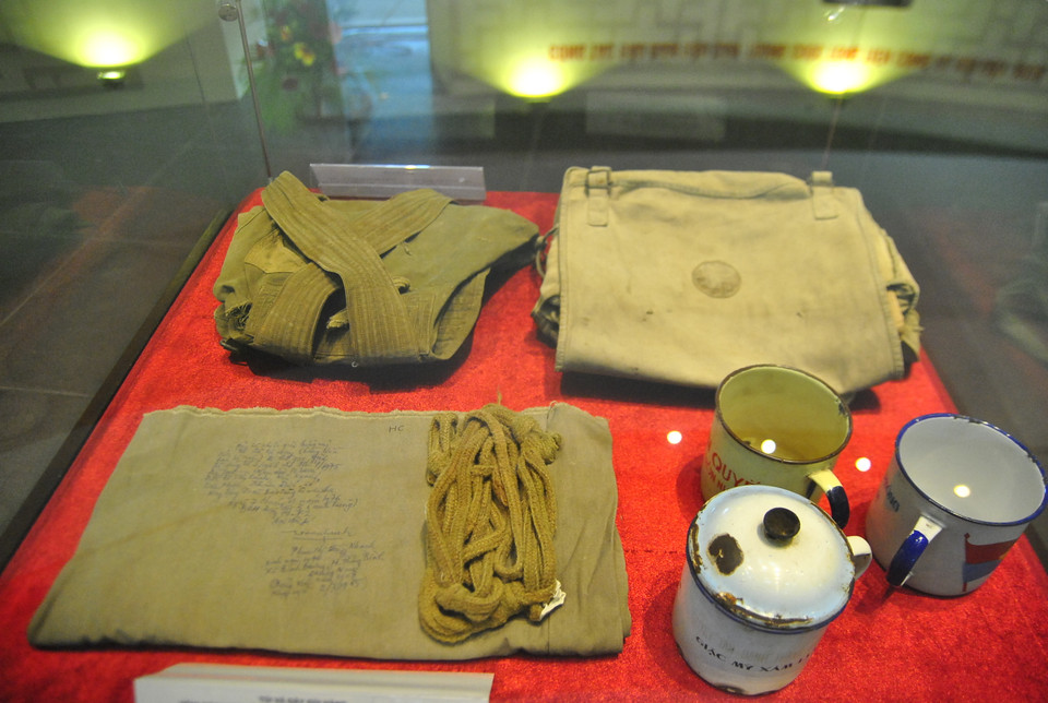 Những dòng lưu bút hay chú thích thường được viết ra trên các dụng cụ bằng vải. (Ảnh: Võ Phương/Vietnam+)