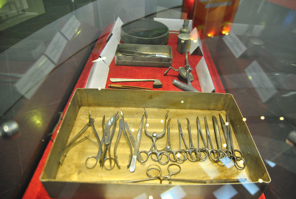 Bộ dụng cụ tiểu phẫu, vật bất ly thân của các cán bộ quân y. (Ảnh: Võ Phương/Vietnam+)