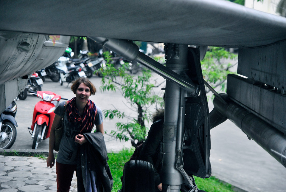 Du khách tới thăm, đặc biệt là các du khách nước ngoài tỏ ra rất thích thú với chiếc MIG 21 cùng các hiện vật khác tại bảo tàng (Ảnh: Võ Phương/Vietnam+).