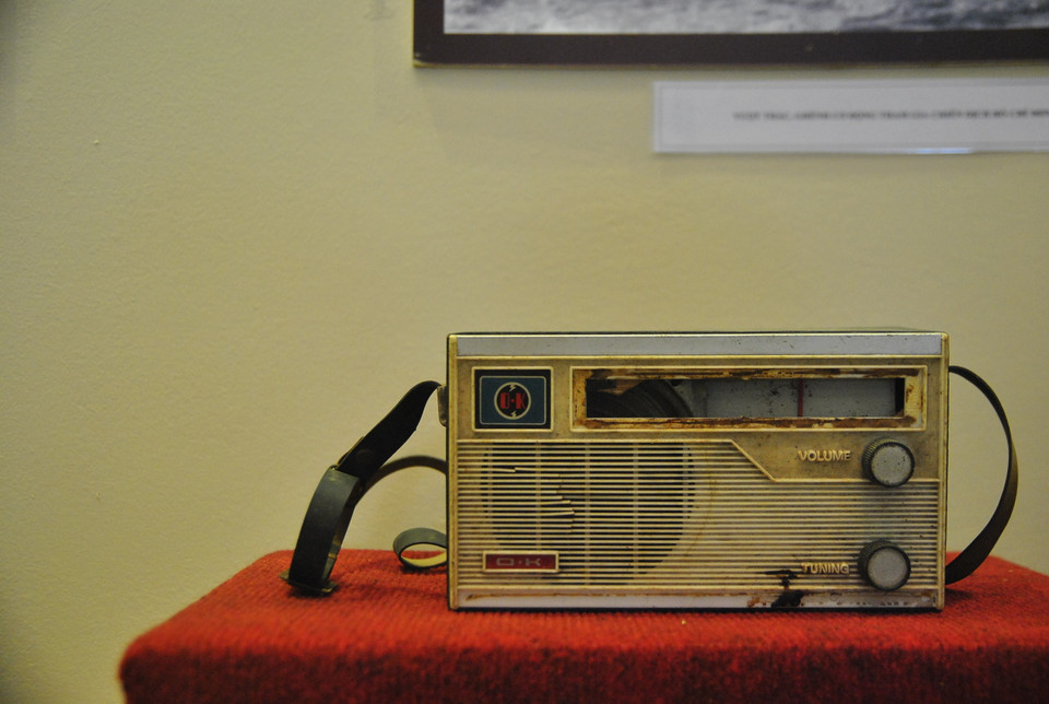 Chiếc đài cát sét cũ. (Ảnh: Võ Phương/Vietnam+)