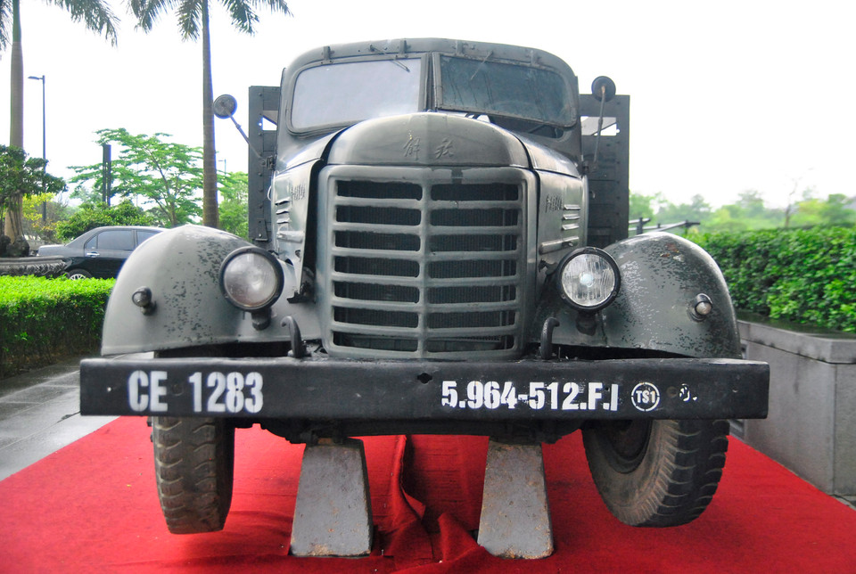 Chiếc xe vận tải CA-10 được bảo tồn gần như nguyên trạng. (Ảnh: Võ Phương/Vietnam+)