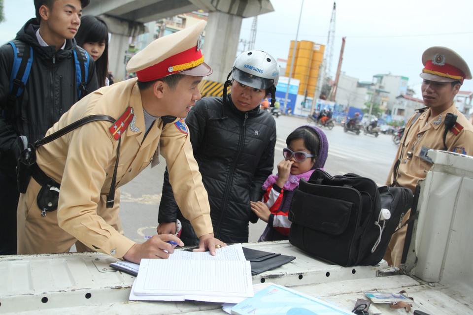 Lý do được các vị phụ huynh đưa ra chủ yếu là do vội, do quên. (Ảnh: Minh Sơn/Vietnam+)
