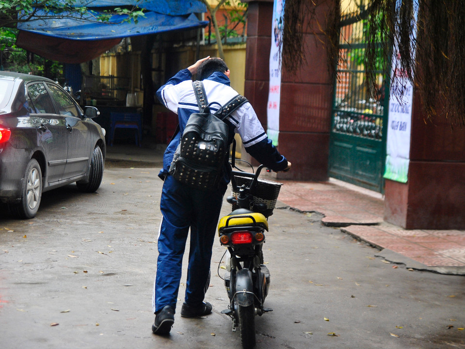 Thậm chí quyết tâm không đội, kể cả phải dắt bộ. (Ảnh: Võ Phương/Vietnam+)