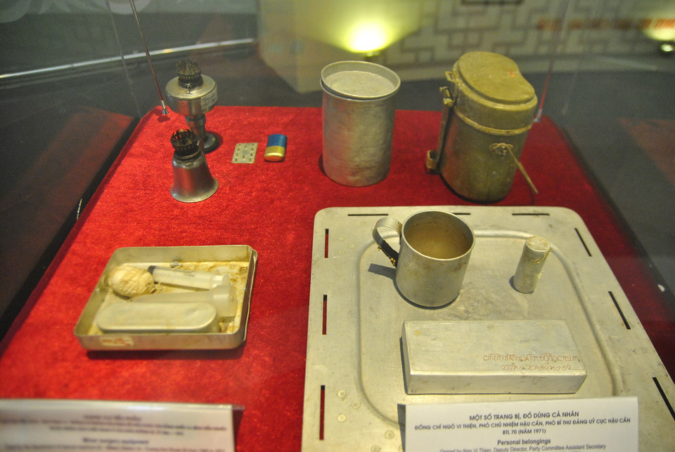 Ca nước, cạp lồng nhôm - những vật bất ly thân của mỗi chiến sỹ quân Giải phóng. (Ảnh: Võ Phương/Vietnam+)