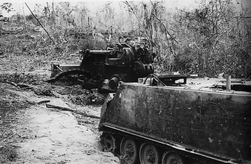 Thiết giáp Mỹ phơi xác trên Đường 9. Trong chiến thắng Đường 9 - Nam Lào, quân ta đã loại khỏi vòng chiến đấu hơn 2 vạn tên địch, đánh thiệt hại nặng 6 trung đoàn, lữ đoàn, 13 tiểu đoàn bộ binh, pháo binh; phá hủy 1.100 xe, hơn 100 khẩu pháo lớn, bắn rơi 550 máy bay. (Ảnh: Lương Nghĩa Dũng/TTXVN)
