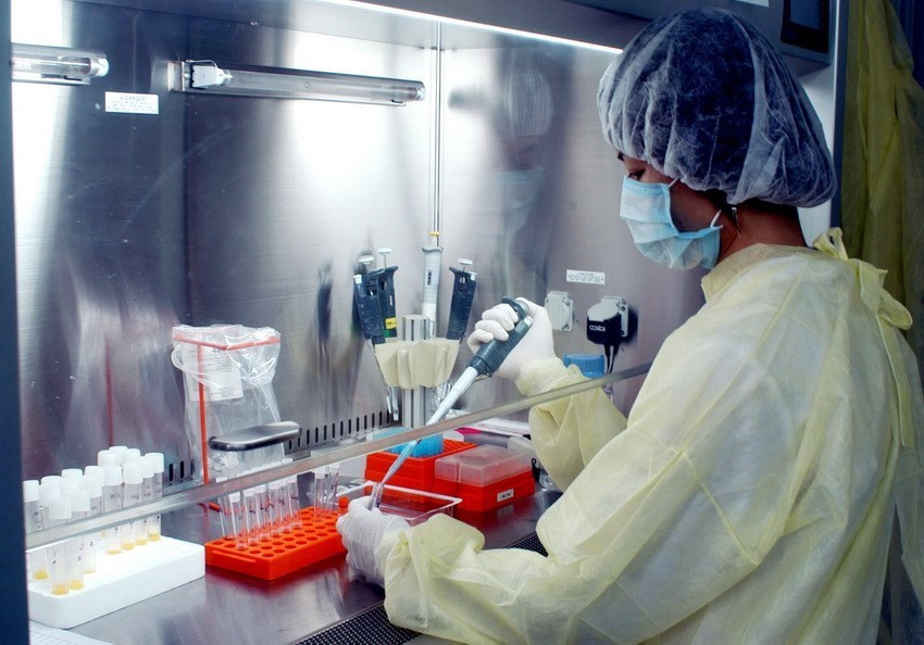 Tất cả các bệnh truyền nhiễm mới nổi đến nay, Việt Nam đều có khả năng xét nghiệm và phát hiện từ virus H5N1, Ebola, Corona mới...Trong ảnh: Sử dụng công nghệ sinh học phân tử tách chiết vật liệu di truyền phát hiện virus cúm A/H1N1 ở Trung tâm cúm quốc gia (Viện Vệ sinh dịch tễ Trung ương) ngày 28/5/2009. (Ảnh: Hữu Oai/TTXVN)