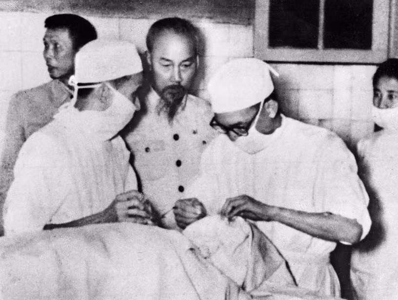 Chủ tịch Hồ Chí Minh thăm Viện Mắt Trung ương. (Ảnh: TTXVN)