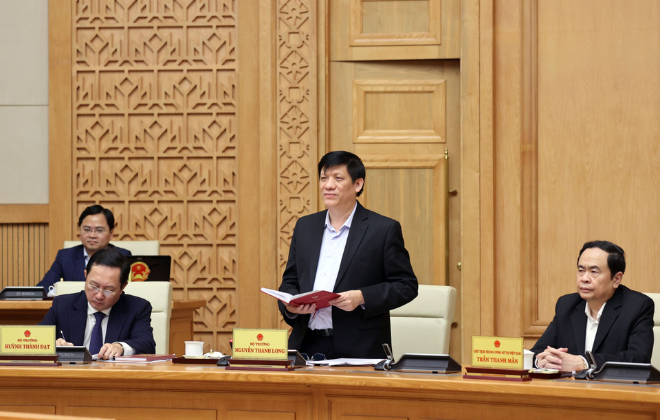 Bộ trưởng Bộ Y tế Nguyễn Thanh Long báo báo về tình hình dịch COVID-19 tại phiên họp. (Ảnh: Thống Nhất/TTXVN)