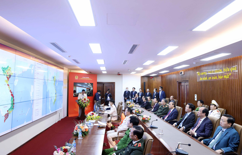 Thủ tướng Nguyễn Xuân Phúc tham quan Phòng bản đồ số của Bộ Công an. (Ảnh: Thống Nhất/TTXVN)