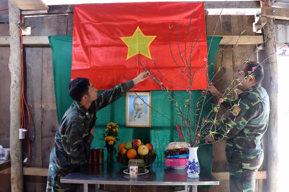 Đứng chân trên địa bàn ở xã Lâm Đớt, huyện A Lưới, tỉnh Thừa Thiên-Huế, Đồn Biên phòng Cửa khẩu A Đớt đang duy trì 6 chốt kiểm soát dịch bệnh COVID-19 nhằm kiểm tra, giám sát chặt chẽ không cho người dân hai bên biên giới Việt-Lào qua lại hoặc ngăn chặn người từ bên ngoài xâm nhập vào trong nội địa. Trong ảnh: không khí đón Tết của cán bộ, chiến sỹ Đồn Biên phòng Cửa khẩu A Đớt tại Chốt kiểm soát dịch bệnh COVID-19 số 6. (Ảnh: Đỗ Trưởng/TTXVN)