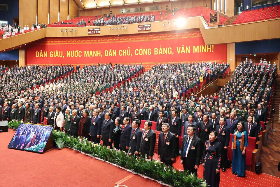 Các đại biểu thực hiện nghi thức chào cờ, chính thức bế mạc Đại hội XIII của Đảng. (Nguồn: TTXVN)