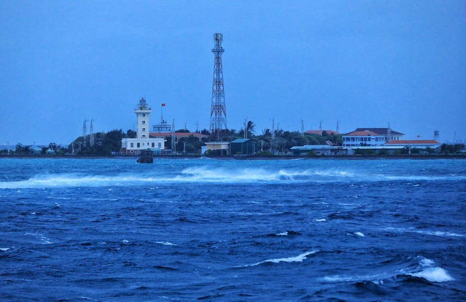 Đảo Sinh Tồn hiên ngang trước biển đêm. (Ảnh: Thành Đạt/TTXVN)