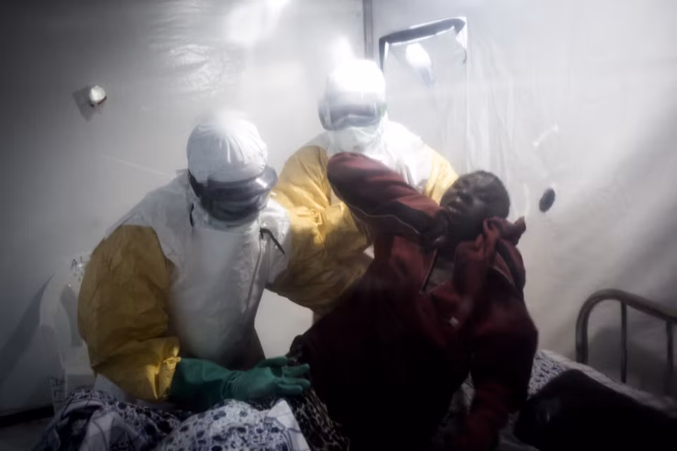 Tây Phi lại đang phải đối mặt với dịch bệnh Ebola, với 7 trường hợp mắc bệnh, trong đó 5 trường hợp tử vong, đã được ghi nhận vào ngày 14/2/2021 tại Đông Nam Guinea, nơi bắt đầu bùng phát đợt dịch tồi tệ nhất trong lịch sử do virus này gây ra trong giai đoạn 2013-2016. Trong khi đó, Cộng hòa Dân chủ Congo đã triển khai tiêm vắcxin phòng ngừa Ebola sau khi nước này ghi nhận 4 ca mắc Ebola, 2 người trong số này đã tử vong. Trong ảnh (tư liệu): Nhân viên y tế điều trị cho bệnh nhân Ebola tại Beni, Cộng hòa Dân chủ Congo, ngày 15/8/2018. (Nguồn: AFP/TTXVN)