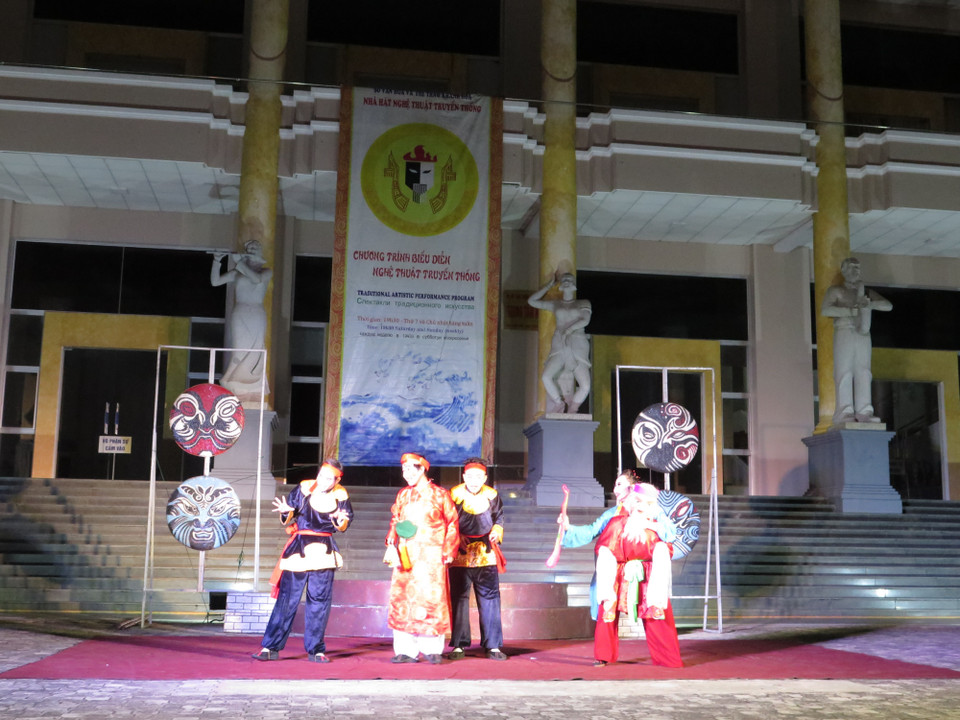 Một cảnh trong trích đoạn Ông già cõng vợ đi xem hội. (Ảnh: Phan Sáu/TTXVN)