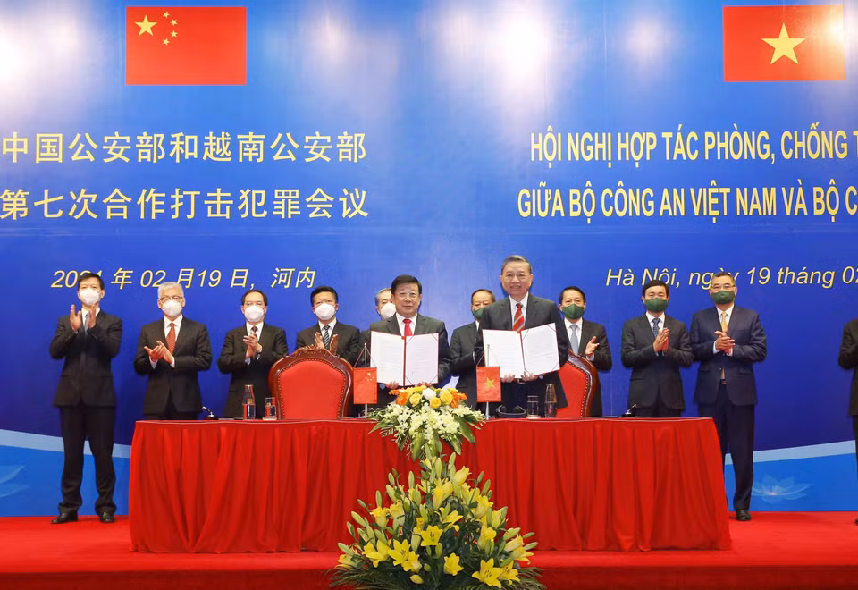 Đại tướng Tô Lâm, Ủy viên Bộ Chính trị, Bộ trưởng Bộ Công an và ông Triệu Khắc Chí, Ủy viên Quốc vụ, Bộ trưởng Bộ Công an Trung Quốc, ký kết Biên bản Hội nghị, thống nhất các giải pháp nhằm tăng cường hợp tác bảo đảm an ninh nội địa ở mỗi nước; phát huy hiệu quả thực chất về hợp tác trong đấu tranh, phòng, chống tội phạm giữa Việt Nam và Trung Quốc trong thời gian tới. (Ảnh: Doãn Tấn/TTXVN)