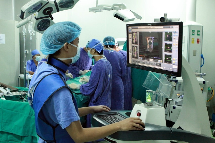 Nhiều kỹ thuật chuyên môn cao được thực hiện thành công tại nhiều bệnh viện trung ương như ghép tạng, nội soi, phẫu thuật bằng robot, chuyển giao một số kỹ thuật cho bệnh viện tuyến tỉnh, huyện... Trong ảnh: Kỹ thuật viên lập trình chi tiết trên RENALSSENCE phục vụ cho kỹ thuật phẫu thuật bằng Robot tại Bệnh viện Hữu nghị Việt Đức. (Ảnh: Dương Ngọc/TTXVN)