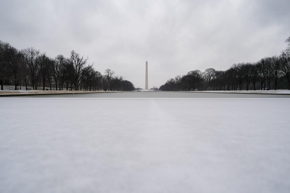 Đợt bão mùa Đông lịch sử, kéo theo nhiều cơn lốc có sức phá hủy khủng khiếp, tràn vào vùng Đông Nam nước Mỹ ngày 16/2/2021 đã khiến ít nhất 21 người thiệt mạng và hàng triệu người rơi vào cảnh mất điện. Trong ảnh: Tuyết phủ trắng xóa tại Washington D.C., Mỹ, ngày 18/2/2021. (Nguồn: THX/TTXVN)