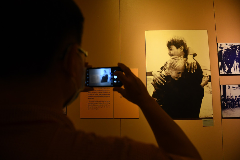 Bảo tàng thu hút đông du khách tham quan tìm hiểu về lịch sử nơi đây. (Ảnh: Minh Đức/TTXVN)