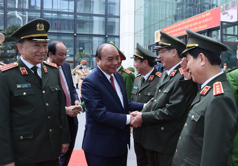 Thủ tướng Nguyễn Xuân Phúc với các vị lãnh đạo Bộ Công an. (Ảnh: Thống Nhất/TTXVN)