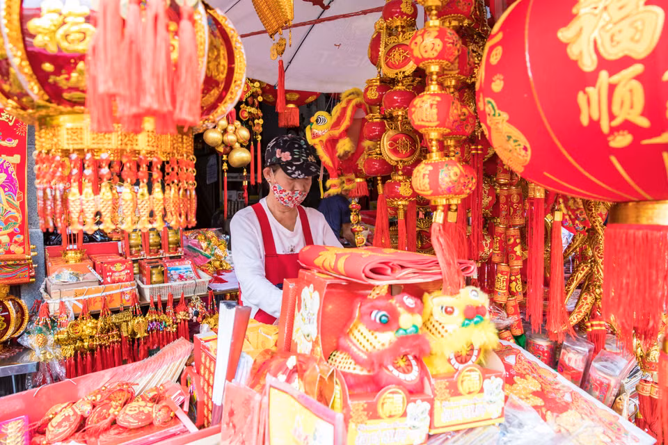 Bày bán đồ trang hoàng Tết Nguyên đán tại Bangkok, Thái Lan ngày 27/1/2021. (Nguồn: THX/TTXVN)