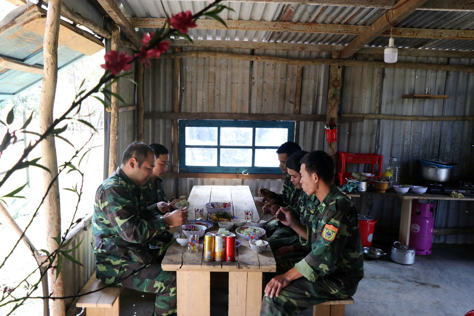 Bữa cơm tất niên cuối năm của cán bộ, chiến sỹ Đồn Biên phòng Cửa khẩu A Đớt tại Chốt kiểm soát dịch bệnh COVID-19 số 6. (Ảnh: Đỗ Trưởng/TTXVN)