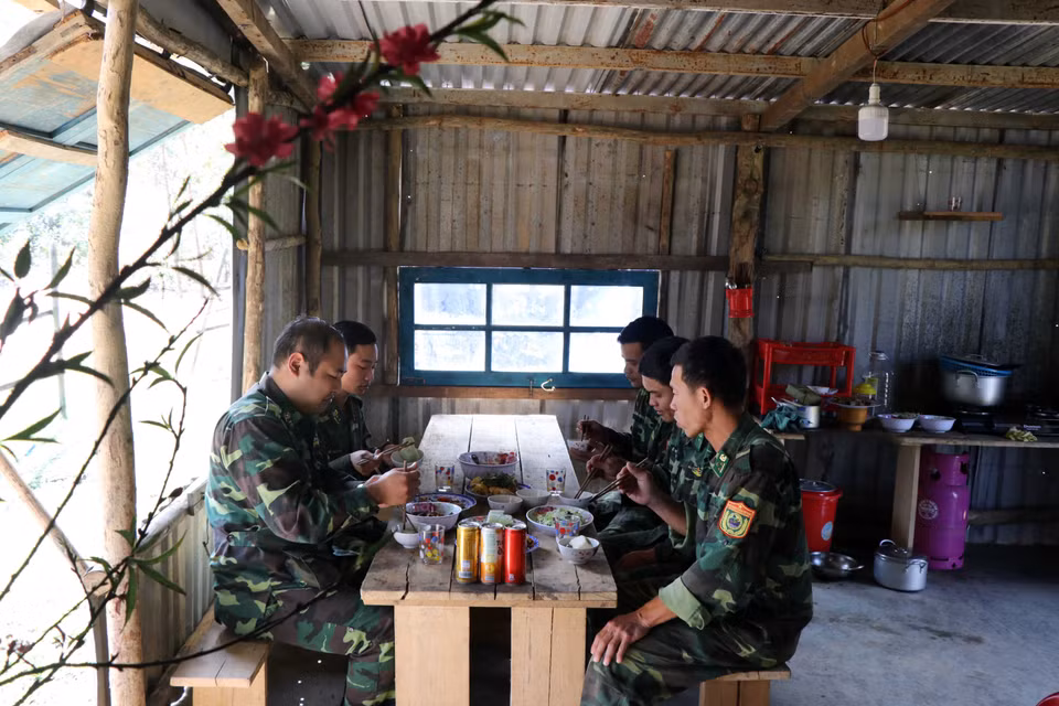 Bữa cơm tất niên cuối năm của cán bộ, chiến sỹ Đồn Biên phòng Cửa khẩu A Đớt tại Chốt kiểm soát dịch bệnh COVID-19 số 6. (Ảnh: Đỗ Trưởng/TTXVN)