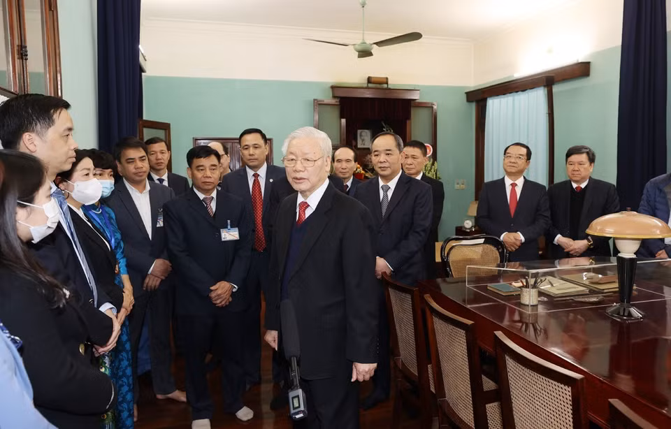 Tổng Bí thư, Chủ tịch nước Nguyễn Phú Trọng nói chuyện thân mật với cán bộ, nhân viên Khu Di tích Chủ tịch Hồ Chí Minh ở Phủ Chủ tịch. (Ảnh: Trí Dũng/TTXVN)