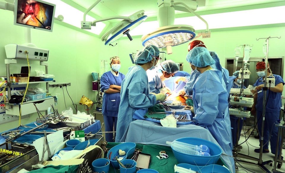 Ngày 15/4/2017, Bệnh viện Đa khoa Quốc tế Vinmec Times City tại Hà Nội ghép gan thành công từ người cho sống trong ca phẫu thuật kéo dài 13 tiếng, trở thành bệnh viện tư nhân đầu tiên tại Việt Nam làm chủ được kỹ thuật khó nhất trong lĩnh vực ghép tạng. (Nguồn: TTXVN phát)