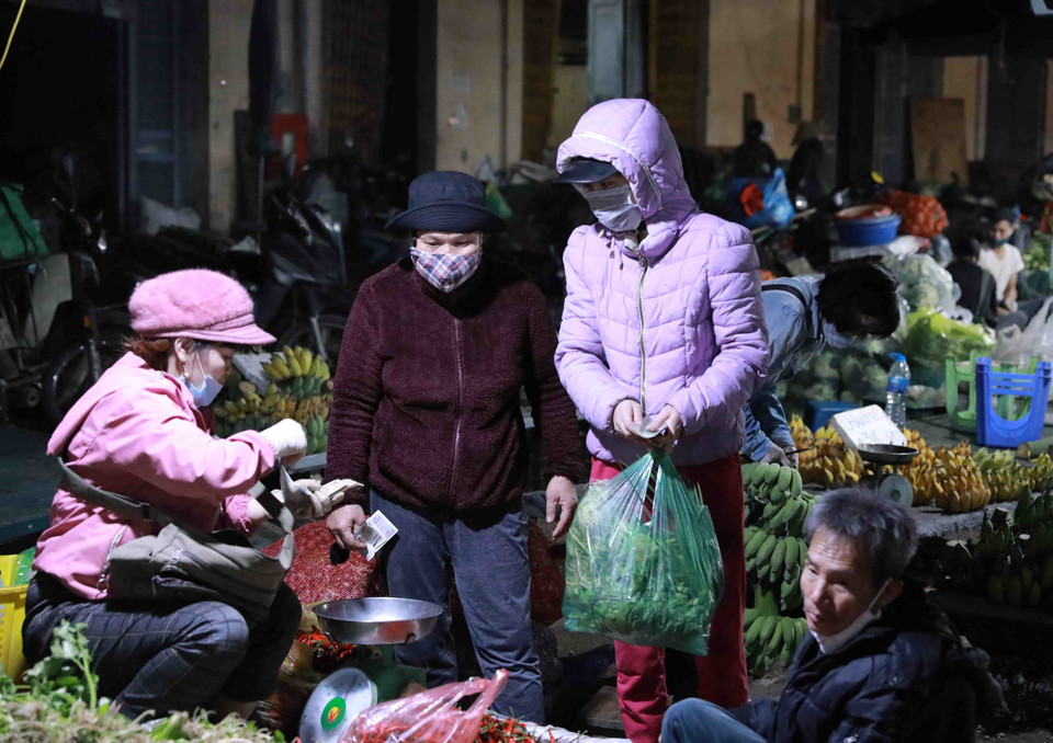 Tiểu thương kinh doanh tại chợ và người dân thực hiện nghiêm việc đeo khẩu trang phòng chống dịch bệnh. (Ảnh: Vũ Sinh/TTXVN)