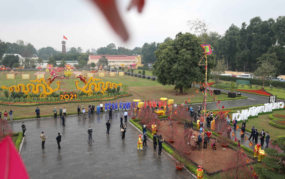Cây nêu ngày Tết được dựng trong khu di sản thế giới Hoàng Thành Thăng Long. (Ảnh: Thanh Tùng/TTXVN)