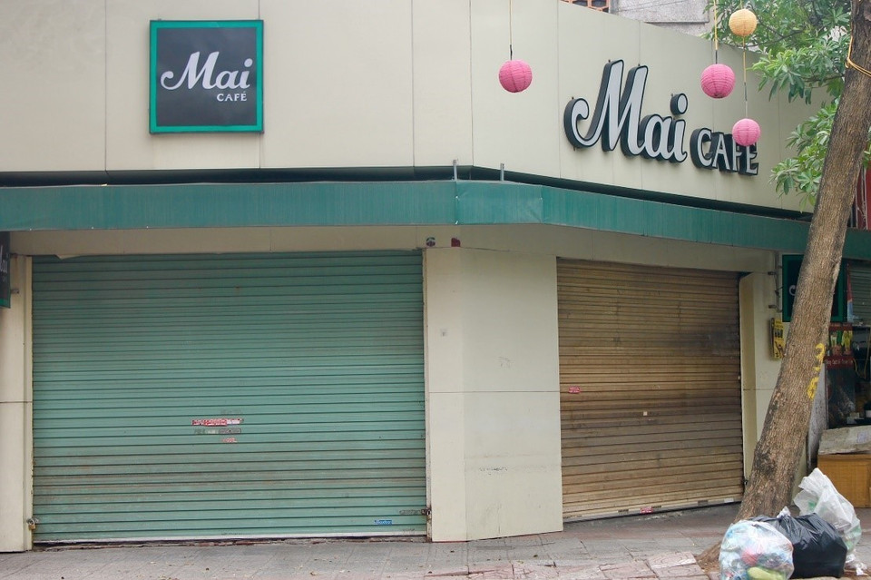 Nhiều quán càphê đồng loạt đóng cửa, thực hiện tốt yêu cầu của thành phố Hà Nội nhằm hạn chế tụ tập đông người, tăng cường phòng chống dịch COVID-19 lây lan và bùng phát nhanh trong cộng đồng. (Ảnh: Minh Nghĩa/TTXVN)