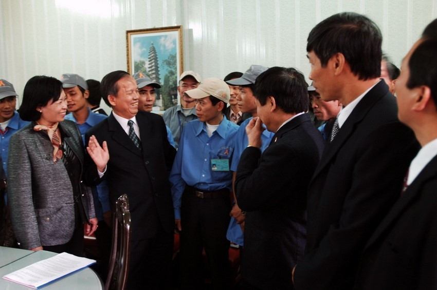 Phó Thủ tướng Trương Vĩnh Trọng nói chuyện với nhóm giáo dục viên đồng đẳng trên địa bàn thành phố Nam Định, ngày 5/12/2007. (Ảnh: Nguyễn Hoàng Hải/TTXVN)